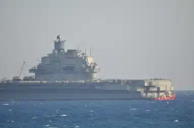 Face à l’Iran, l’USS Gerald R. Ford jette l’ancre en Crète : simple escale ou avertissement ?