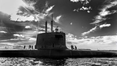 La dissuasion nucléaire représente près de 13 % du budget de la Défense française. Analyse de son financement, de son rôle stratégique et de son évolution dans la doctrine militaire. Defense.gouv