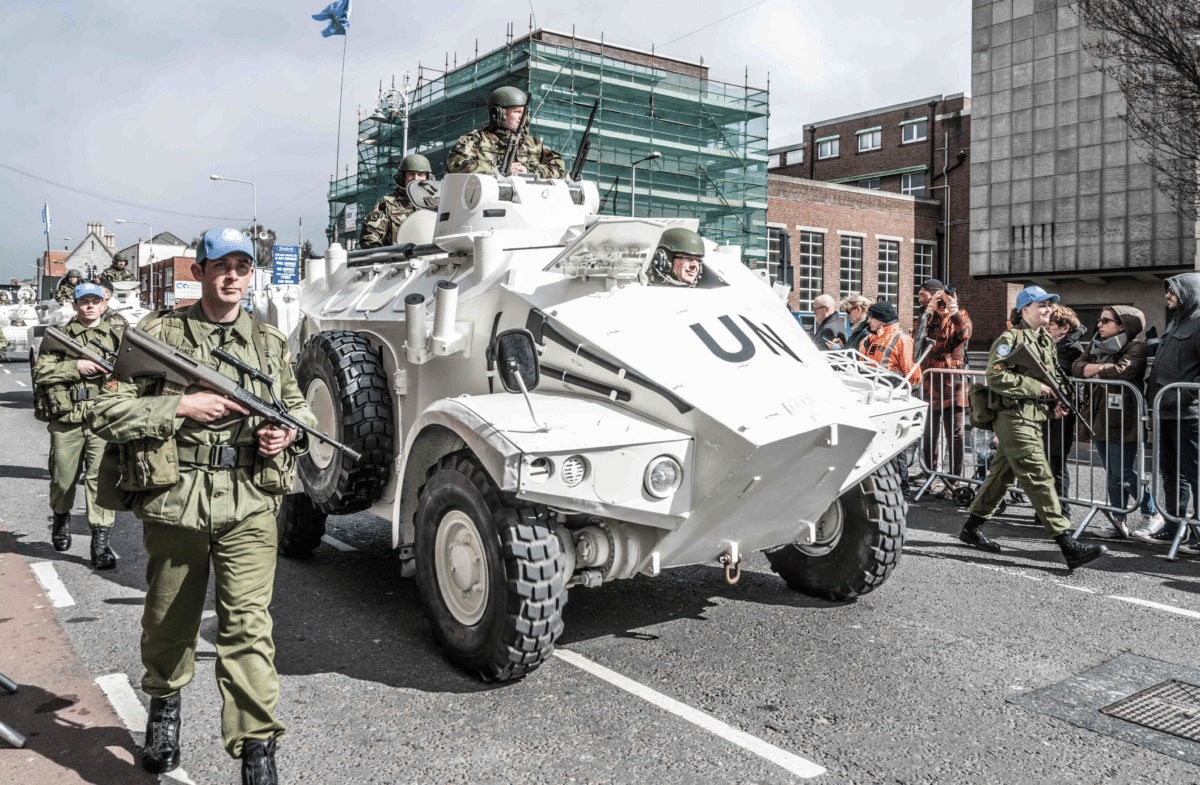 Longtemps neutre et peu investi dans le domaine militaire, l’Irlande augmente fortement son budget de Défense et mobilise son industrie technologique face aux nouveaux enjeux sécuritaires européens. Wikipedia
