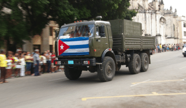 Cuba renforce sa préparation militaire face au risque d’une intervention américaine tout en affichant sa volonté d’éviter l’escalade diplomatique avec Washington. Wikipedia