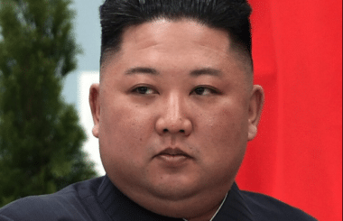 Réélu à la tête de l’organe suprême nord-coréen, Kim Jong Un renforce son contrôle politique dans un contexte régional tendu et de possibles évolutions constitutionnelles. Wikipedia