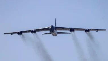 Pourquoi un bombardier américain a déclaré une urgence alors qu'il rentrait à sa base, forçant le déploiement des secours au sol