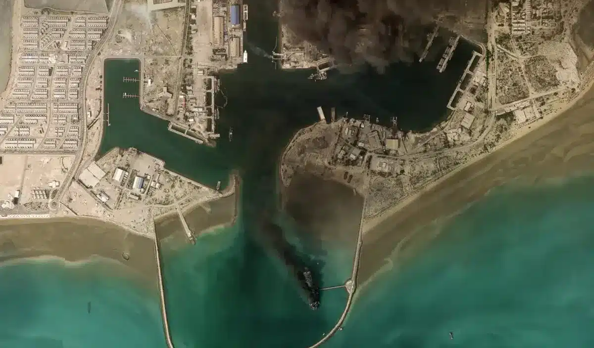 Une image satellite révèle un gigantesque navire iranien en flammes dans un port