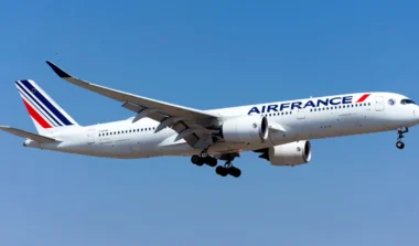 Guerre au Moyen-Orient : un avion fait demi-tour après des missiles, les Français piégés ?