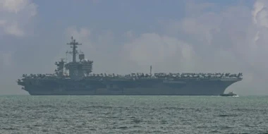 Un navire de guerre américain aperçu près de Singapour : soupçons de renforts de Marines pour le Moyen-Orient