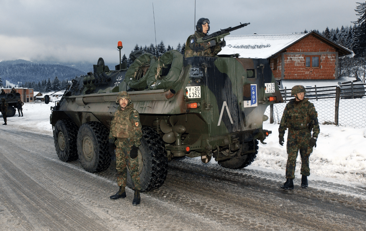 En Allemagne, une loi récente impose aux hommes de 17 à 45 ans d’obtenir une autorisation militaire pour tout séjour de plus de trois mois à l’étranger. Wikipedia