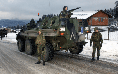 En Allemagne, une loi récente impose aux hommes de 17 à 45 ans d’obtenir une autorisation militaire pour tout séjour de plus de trois mois à l’étranger. Wikipedia