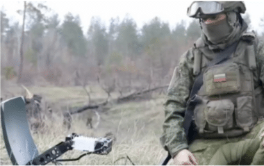 À peine introduit sur le front, le terminal satellitaire russe Spirit-030 a été neutralisé par des drones ukrainiens, révélant la fragilité des nouvelles capacités de communication de Moscou. Telegram/ Serhii "Flash" Beskrestnov
