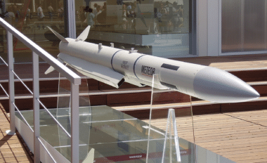 Face aux tensions internationales, la France prévoit d’augmenter massivement ses stocks de missiles et de drones d’ici 2030, avec un effort budgétaire inédit de 8,5 milliards d’euros supplémentaires.