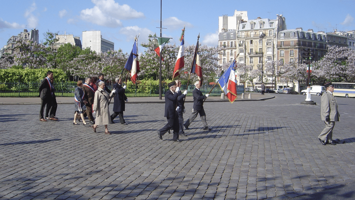 Face aux tensions internationales, le gouvernement renforce le rôle des anciens combattants pour soutenir la force morale de la France et transmettre la mémoire collective. Wikipedia