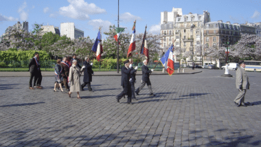 Face aux tensions internationales, le gouvernement renforce le rôle des anciens combattants pour soutenir la force morale de la France et transmettre la mémoire collective. Wikipedia