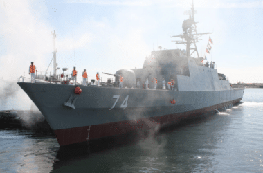 Face au blocus américain, l’Iran menace d’étendre les tensions à la mer Rouge, faisant craindre une escalade majeure pour le commerce maritime mondial. Wikipedia