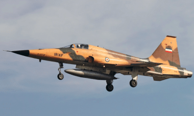 Au début du conflit, un avion F-5 iranien a réussi une frappe rare contre une base américaine au Koweït. Une brèche révélatrice des limites de la défense face à l'Iran. Wikipedia