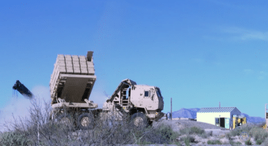 Les États-Unis investissent 617 millions de dollars dans plus de 100 lanceurs IFPC Increment 2, renforçant leur Défense aérienne face aux menaces modernes. Wikipedia