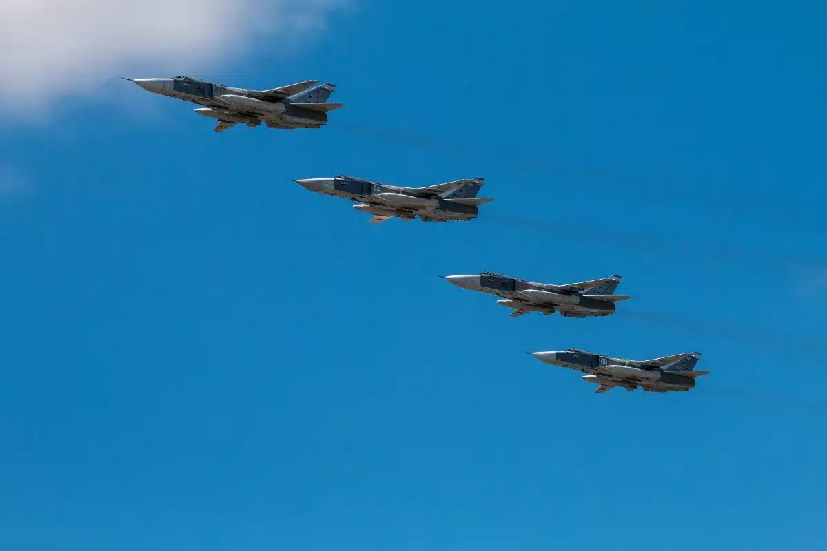 Ce pilote de chasse a incliné son avion à 137 degrés à 578 km/h pour une photo souvenir : il écope de 51 000 euros d'amende