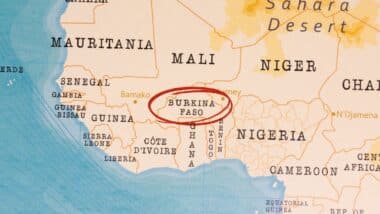 au-burkina faso-le-chef-de-junte-ibrahim-traore-enterre-la-democratie