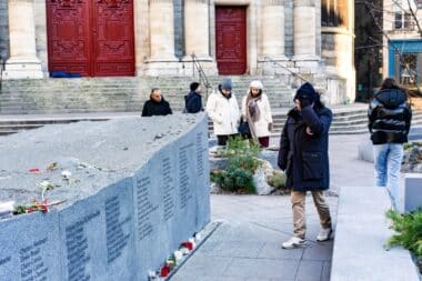 dans-le-jardin-memoriel-du-13 novembre-des-degradations-anti-police-retrouvees