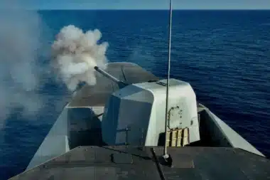 La frégate Normandie vient de recevoir une conduite de tir que les marines étrangères lui envient : les drones n'ont plus aucune chance selon son commandant