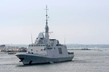 Elle traque les sous-marins, abat les drones et défie les avions : l'armée française commande une cinquième frégate à Naval Group