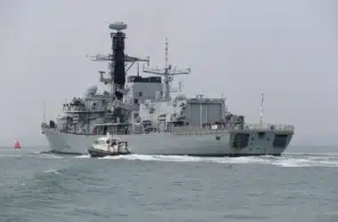 « Nous les suivons de très près » : la Royal Navy mobilise ses forces face à des navires russes qui longent les côtes britanniques