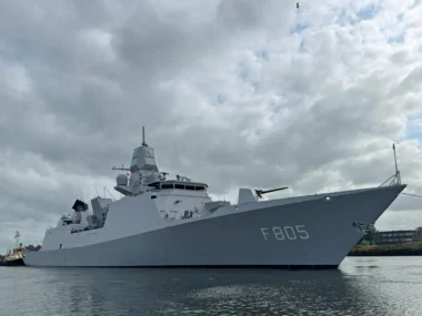 Un traceur Bluetooth à 5€ glissé dans une carte postale a suffi pour localiser un navire-escorte du Charles-de-Gaulle