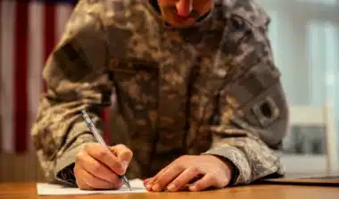 Pourquoi de plus en plus de jeunes veulent s'engager dans le service national volontaire alors que l'armée n'a plus assez de places