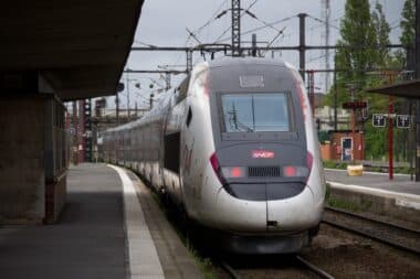 Collision mortelle d'un TGV avec un convoi militaire dans le Pas-de-Calais : un conducteur tué, le trafic ferroviaire paralysé