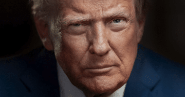 Donald Trump menace d’augmenter les droits de douane sur les véhicules européens. Une décision qui pourrait déclencher une guerre commerciale avec l’Union européenne et fragiliser l’économie mondiale. Wikipedia