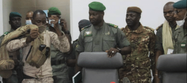 Au Mali, le président de transition Assimi Goïta prend également les fonctions de ministre de la Défense après la mort du général Sadio Camara. Une décision qui intervient dans un contexte sécuritaire explosif. Wikipedia