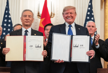 Taïwan souhaite approfondir sa coopération avec les États-Unis afin de renforcer sa capacité de dissuasion dans le détroit de Taïwan, sur fond de tensions croissantes avec la Chine et de visite diplomatique de Donald Trump à Pékin. Wikipedia