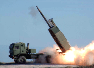 La Russie affirme avoir livré ses nouveaux lance-roquettes multiples Sarma à son armée. Présenté comme un équivalent des HIMARS américains, ce système reste pourtant absent des observations sur le terrain ukrainien. Wikipedia