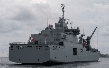 La Marine nationale a admis au service actif le Jacques Stosskopf, un nouveau bâtiment ravitailleur de forces capable de soutenir les opérations navales françaises sur les théâtres sensibles, notamment au Moyen-Orient. Wikipedia