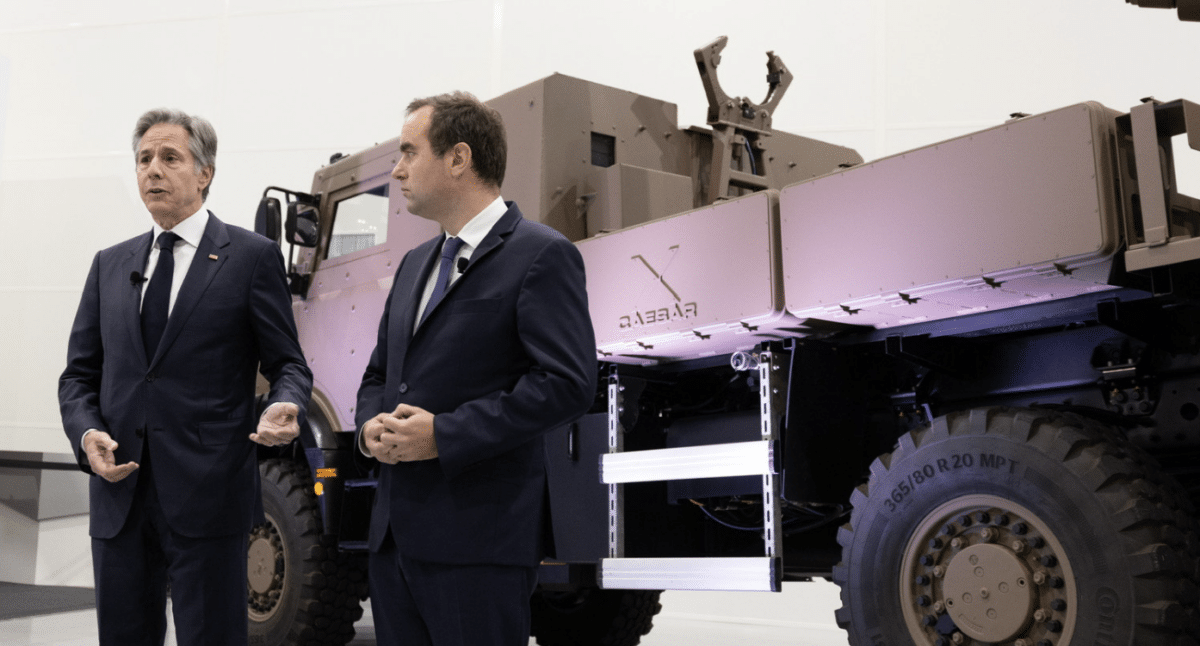 Le groupe franco-allemand KNDS affiche des résultats financiers record en 2025 avec près d’un milliard d’euros de bénéfices. Porté par la hausse des dépenses de Défense en Europe, le fabricant du Leopard 2 prépare son entrée en Bourse. Wikipedia