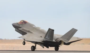 Fumée à bord d'un avion militaire en plein vol : le pilote atterrit dans l'Outback australien