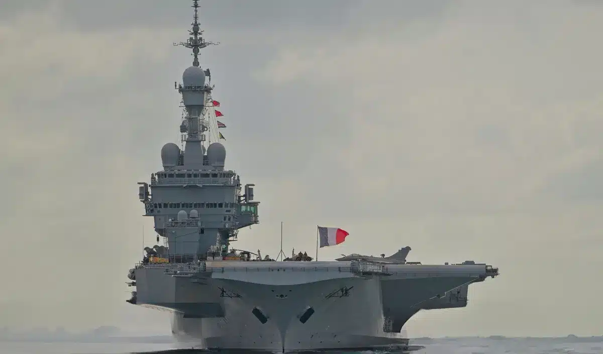 Le Charles de Gaulle entre dans le détroit d'Ormuz, là où drones, mines et missiles antinavires changent les règles du jeu