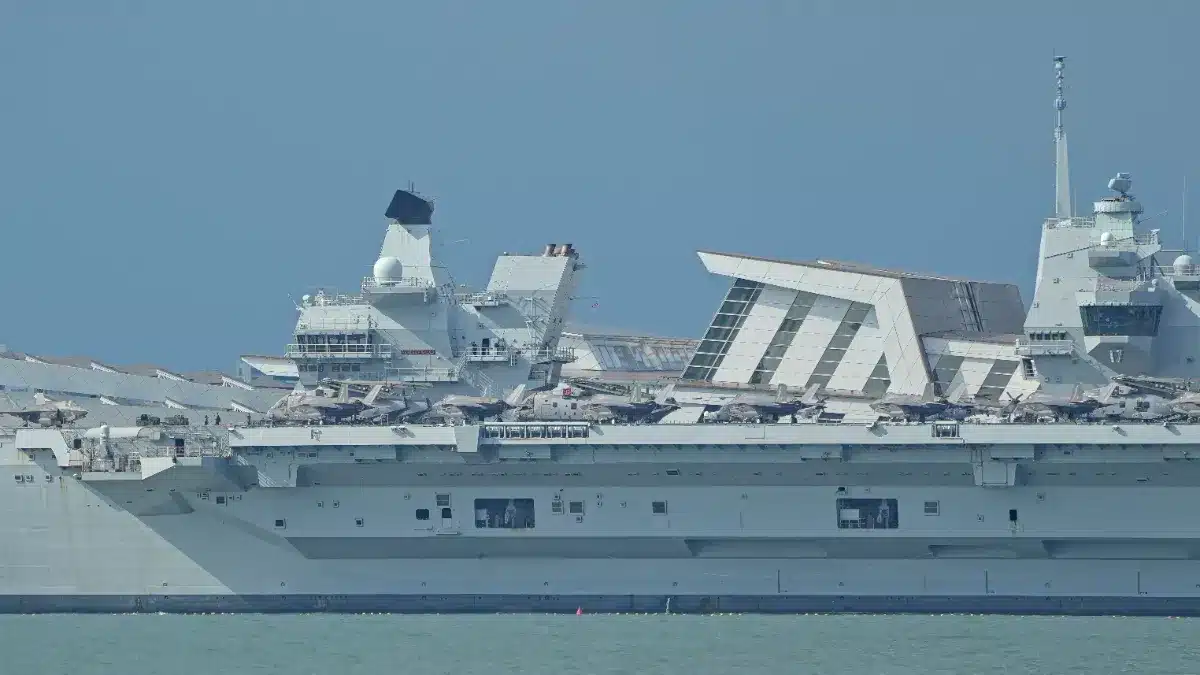 Mauvaise nouvelle pour la Royal Navy : son porte-avions le plus récent ne peut plus quitter la Norvège et doit subir des réparations