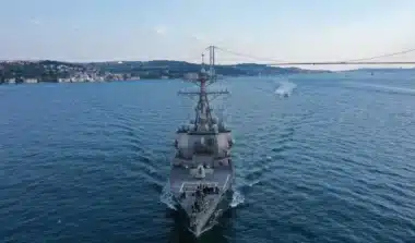 Deux destroyers de l'U.S. Navy traversent le détroit d'Ormuz après avoir esquivé les frappes iraniennes