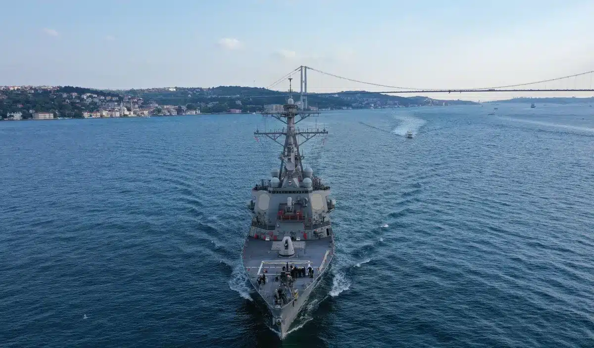 Deux destroyers de l'U.S. Navy traversent le détroit d'Ormuz après avoir esquivé les frappes iraniennes