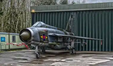 . Chaque week-end, cette adolescente de 16 ans aide son grand-père à restaurer un avion de chasse de la guerre froide