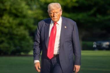 Guerre en Iran : Donald Trump suspend une frappe majeure contre l'Iran à la demande des pays du Golfe