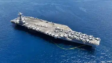 L'USS Gerald R. Ford rentre au port après un temps record de 300 jours en mer : les marins retrouvent enfin leurs familles