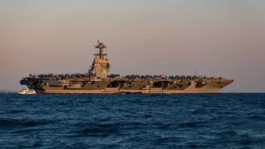 Pourquoi la Marine américaine branche son porte-avions nucléaire sur le réseau électrique de Norfolk, et ce que ça change pour la base