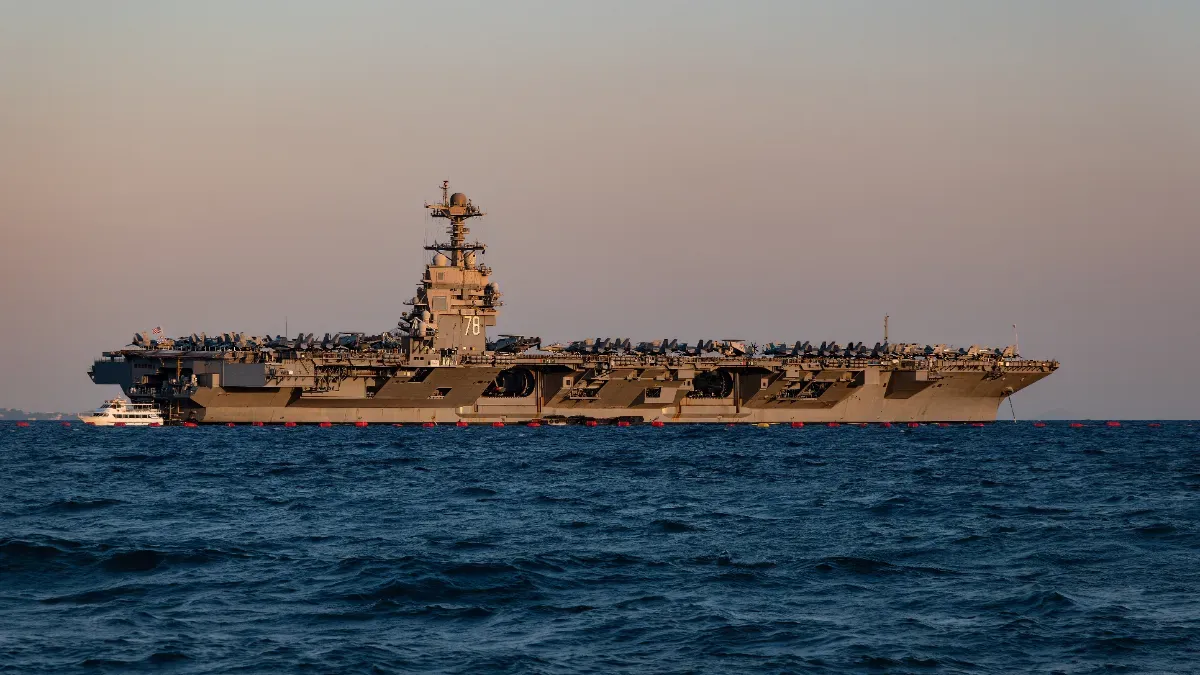 Pourquoi la Marine américaine branche son porte-avions nucléaire sur le réseau électrique de Norfolk, et ce que ça change pour la base