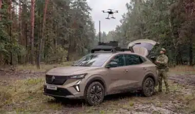Renault et Thales dévoilent le 4 Troop, un véhicule militaire qui déploie drones et robots seul : « un poste de commandement mobile » selon les ingénieurs
