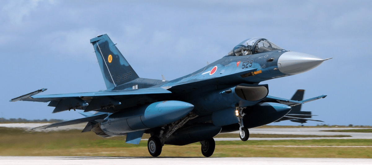 Longtemps limité par sa doctrine pacifiste, le Japon accélère son ouverture au marché mondial de l’armement. Une évolution stratégique qui pourrait transformer l’équilibre de la Défense en Indo-Pacifique. Wikipedia