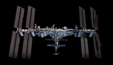La retraite de l’ISS pourrait être reportée jusqu’en 2032. Entre rivalité avec la Chine, enjeux scientifiques et développement des stations commerciales, la Station spatiale internationale pourrait rester en activité plus longtemps que prévu. Wikipedia