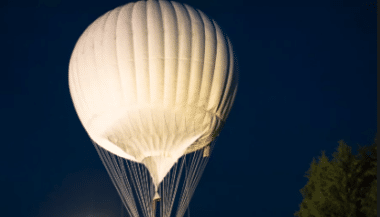Trois aventuriers ont entrepris une traversée de l’Atlantique à bord d’un ballon à hydrogène. Une expédition inédite qui pourrait marquer l’histoire de l’aéronautique légère.