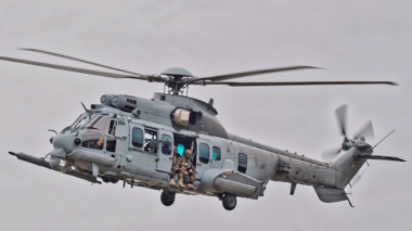 L’hélicoptère Caracal de l’armée de l’Air et de l’Espace a réalisé avec succès ses premiers tirs antidrones. Une avancée qui renforce la défense aérienne française face à la multiplication des menaces à bas coût.