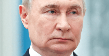 Vladimir Poutine affirme que la guerre en Ukraine ne s'arrêtera qu'une fois les objectifs russes atteints. Une position qui éloigne encore la perspective d'un accord de paix avec Kiev. Wikipedia