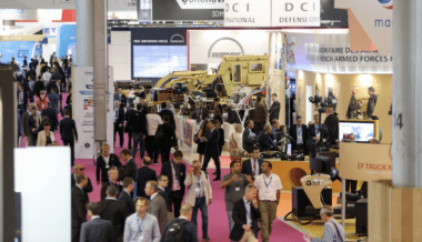 À quelques jours de son ouverture, Eurosatory 2026 s’annonce comme l’édition la plus stratégique de son histoire. L’Ukraine y occupera une place centrale tandis que les industriels européens cherchent des solutions face aux nouvelles réalités du champ de bataille. Wikipedia